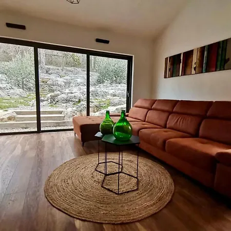 Rustic Leni Susnjevica