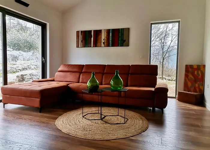 Rustic Leni Susnjevica