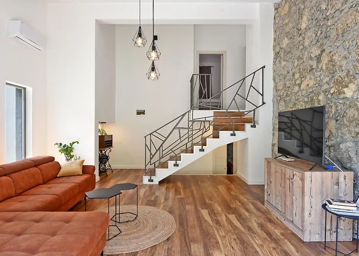 Rustic Leni Susnjevica