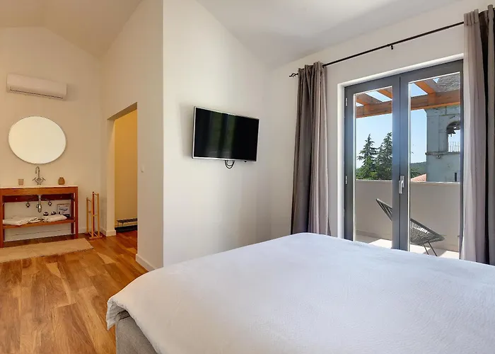 Rustic Leni Susnjevica