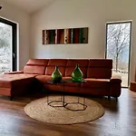 Rustic Leni Susnjevica