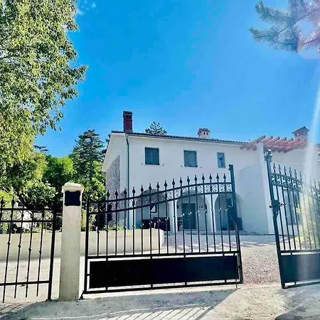 Rustic Leni Villa