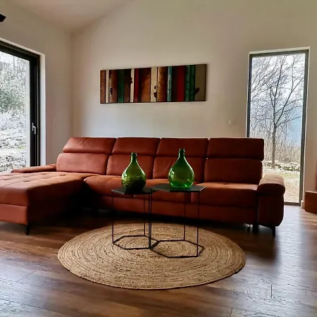 Rustic Leni Susnjevica